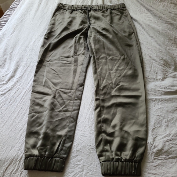 Banana Republic Women Sz M Olive Green Satin Jogger Pants w/pockets comfort - Picture 3 of 11